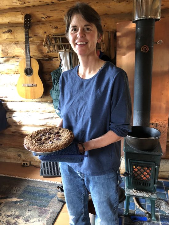 Holding a dutch oven cake